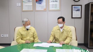 26-명현관 해남군수와 김병덕 군의회 의장이 재난지원금 지급을 협의하고 있다. (2).JPG